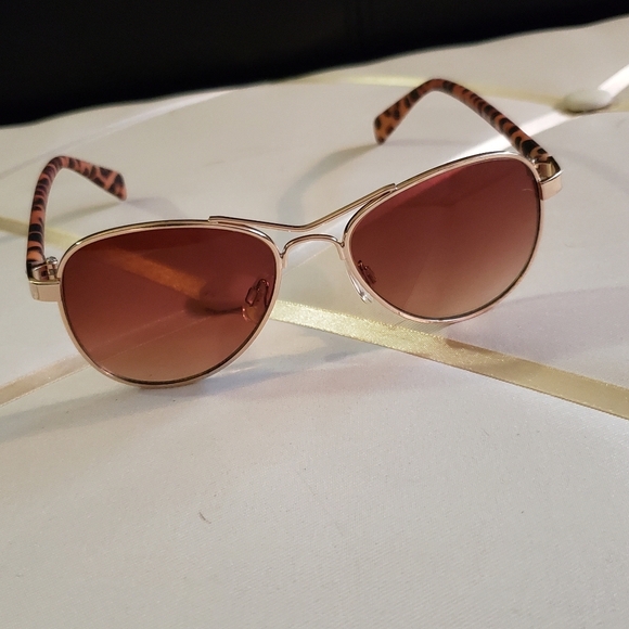 *3/$15 Gold Metal Frame Leppard Print Sunglasses - Picture 6 of 7